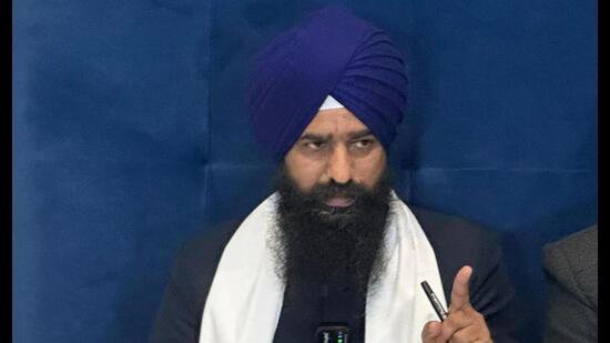 AKAL TAKHT : गुरुद्वारा परिसर के अंदर योग सेशन नहीं होने देंगे