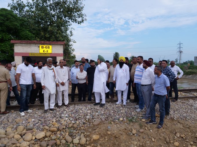 MLA Rouri द्वारा रेलवे ट्रैक पर मिनी-बाईपास बनाने की कोशिश पर बवाल, रेलवे मंत्री को शिकायत