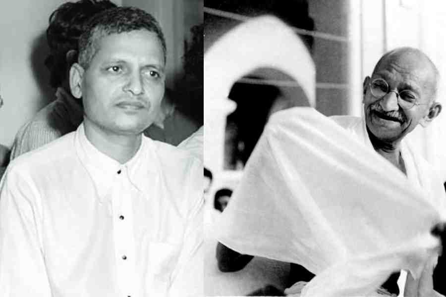 Gandhi's Killer Godse RSS का सक्रिय सदस्य था : सावरकर