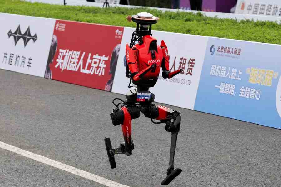 CHINESE ROBOT ने USAIN BOLT का RECORD तोड़ा, 100 मीटर दौड़ 9.32 सेकंड में पूरी