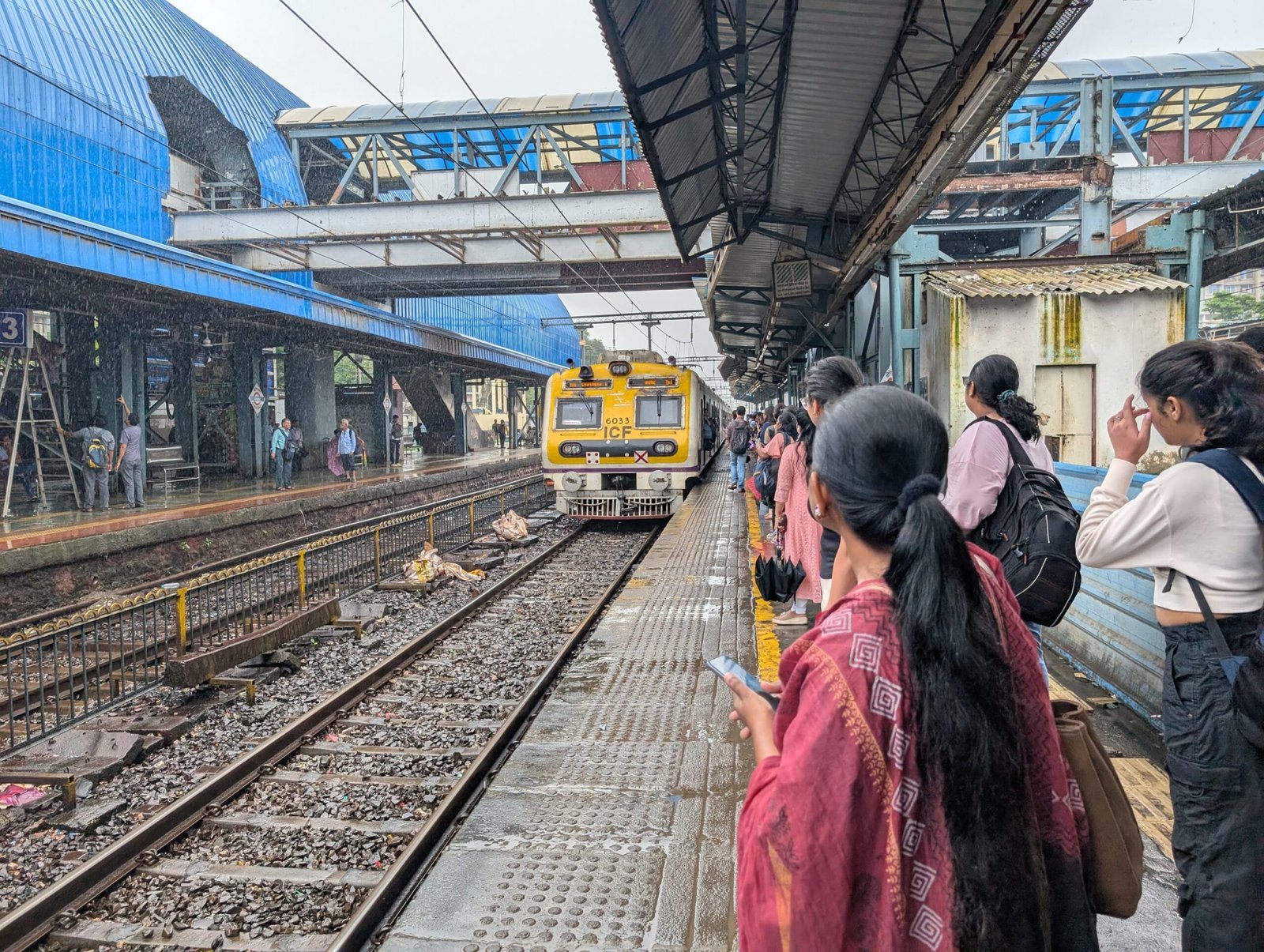 TATKAL TICKET नहीं मिला तो 'करंट बुकिंग' से लें कन्फर्म सीटें