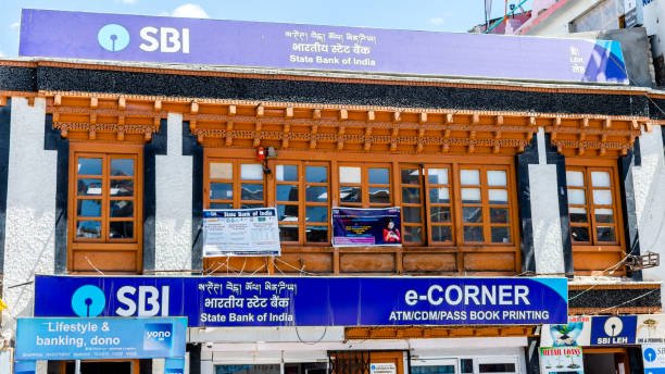 SBI अकाउंट होल्डर्स हो जाएँ सावधान, अक्टूबर से पैसे निकालने पर लगेगी फीस